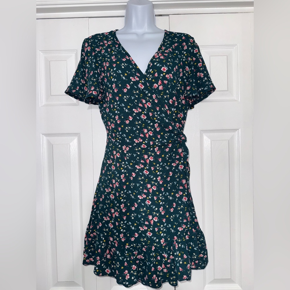 Green Floral Wrap Dress with Ruffle Hem – Short Sleeve Boho Mini Dress Sz S EUC - Picture 3 of 11